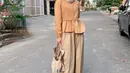 OOTD bernuansa warna bumi dari Nycta Gina. Ia padukan atasan cokelat dengan rok, hijab, tas, dan flat shoes yang bernuansa senada. [Foto: Instagram/missnyctagina]
