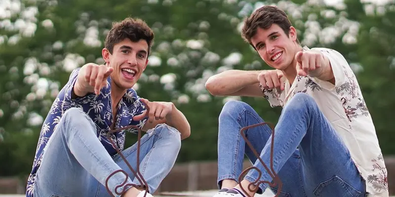 FOTO: Gaya Santai Alex dan Marc Márquez, Sibling Goals Banget