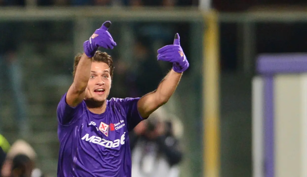 Adem Ljajic (Fiorentina) – Kecewa karena diganti saat pertandingan berlangsung membuat pria asal Serbia ini melontarkan kata kasar ke pelatih. Pertikaian antara pemain dan pelatih ini semakin buruk karena berujung adu fisik. (AFP/Giuseppe Cacace)