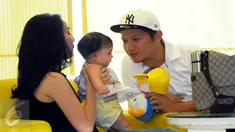 Pasangan selebriti Gading Marten dan Gisella Anastasia, kerap memamerkan buah hatinya, Gempita Noura Marten saat ditemui dalam sebuah talk show di kawasan Gatot Subroto, Jakarta, Jum’at (24/07/2015). (Liputan6.com/Faisal R Syam)
