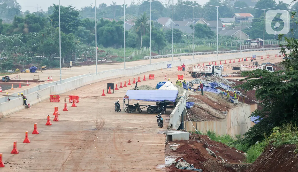 Aktivitas pekerja proyek pembangunan Jalan Tol Lingkar Luar Jakarta (JORR) II ruas Cinere-Serpong di kawasan Pondok Cabe, Tangerang Selatan, Banten, Jumat (13/12/2019). Ruas tol tersebut ditargertkan sudah dapat beroperasi pada Mei 2020. (Liputan6.com/Faizal Fanani)