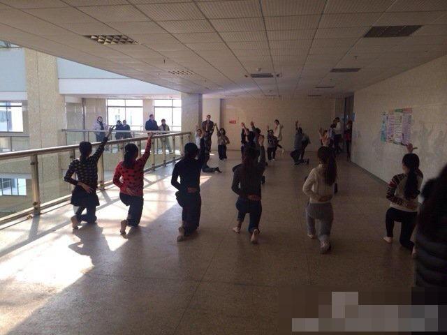 Para staf pegawai sedang berlatih menari untuk acara pesta tahunan rumah sakit | Photo: Copyright shanghaiist.com