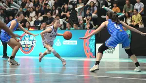 Tim putri UPH (jersey biru) sukses membalas kekalahan di partai final Campus League 2026 - Regional Jakarta Season 1 atas BINUS (jersey putih) ketika bertemu di matchday 1 fase The Nationals. Dalam pertandingan yang berlangsung di UPH Basketball Court pada Minggu (7/6/2026), UPH berhasil menang dengan skor 61-51. (Bola.com/Campus League)