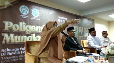 Anggota Majelis Permusyawaratan Ulama (MPU) Aceh Umi Hajah Rahimun duduk bersama para pemateri laki-laki (Liputan6.com/Rino Abonita)