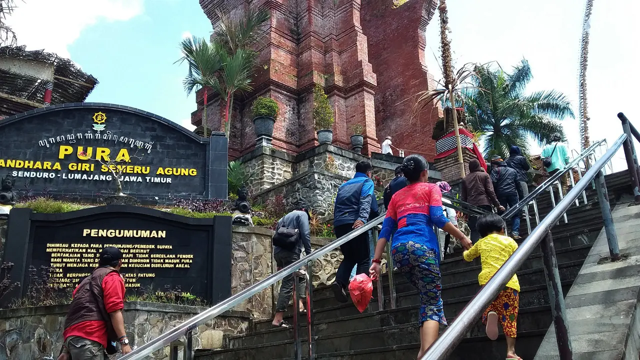 Berdekatan dengan Desa Argosari, tepatnya di Jalan Serma Dohir, Desa Senduro, Kabupaten Lumajang, terdapat Pura Mandhara Giri Semeru Agung. (Liputan6.com/Anri Syaiful)