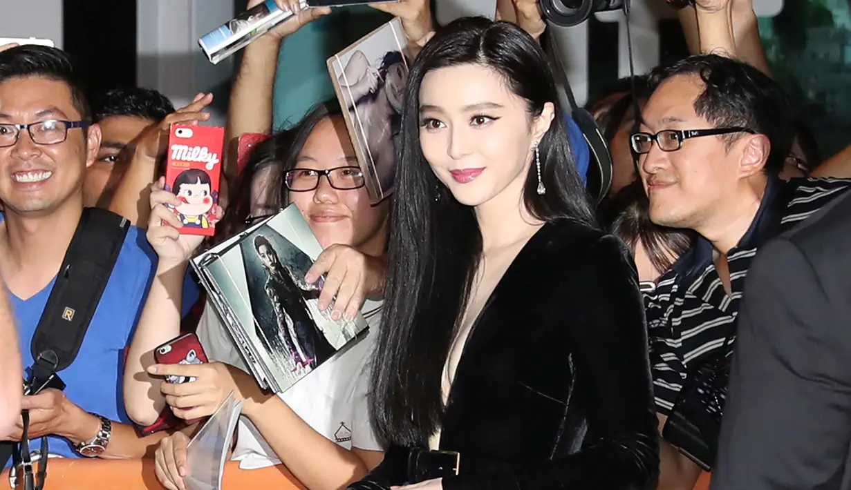 Fan Bingbing menyapa pengemarnya saat menghadiri premier film "I Am Not Madame Bovary" selama Festival Film Internasional Toronto, Kanada, (8/9). Artis kelahiran 16 September 1981 ini jadi pusat perhatian di festival tersebut. (REUTERS/Fred Thornhill)