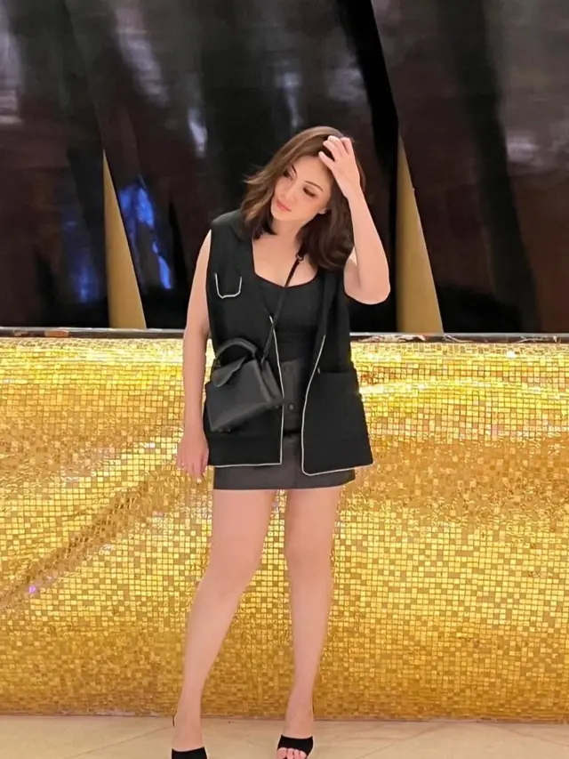 Outfit serba hitam ala Dhena Devanka. (credit:instagram.com/dhenaaldhaliadevanka)