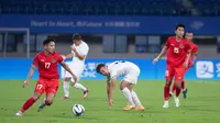 Pemain Timnas Indonesia U-24,&nbsp;Syahrian Abimanyu (kiri), mengontrol bola dan berusaha melewati hadangan pemain Kirgistan dalam laga Grup F Asian Games 2022 yang digelar di Zhejiang Normal University East Stadium, Jinhua, China, Selasa (19/9/2023) malam WIB. (Dok. NOC Indonesia)