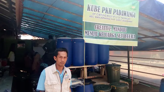 Pendamping PKH Desa Padahurip Gingin, menunjukan tempat produksi sabun cuci cair pesanan Presiden Jokowi
