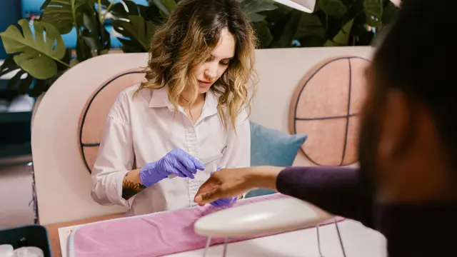 Merawat kecantikan kuku agar profesional