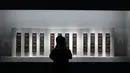 Seorang pengunjung mengamati karya seni yang ditampilkan dalam pameran di Museum Nasional China di Beijing, pada 30 Agustus 2020. Pameran tersebut, yang menampilkan lebih dari 200 karya seni tradisional dari Provinsi Fujian di China selatan, digelar di Beijing pada Minggu (30/8). (Xinhua/Jin Liangku