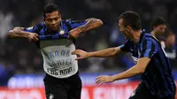 Inter Milan's Fredy Guarin (L) celebrates a scoring by teammate Ivan Perisic (R) during the Italian Serie A soccer match against AC Milan at the San Siro stadium in Milan, Italy, September 13, 2015. REUTERS/Giorgio Perottino