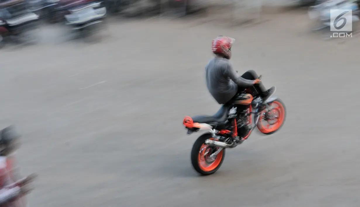 Aksi freestyler motor saat meramaikan waktu menjelang berbuka puasa atau ngabuburit di Banjir Kanal Timur (BKT), Jakarta, Minggu (12/5/2019). Acara ini digelar oleh komunitas freestyle motor gabungan Jakarta-Bekasi. (merdeka.com/Iqbal Nugroho)