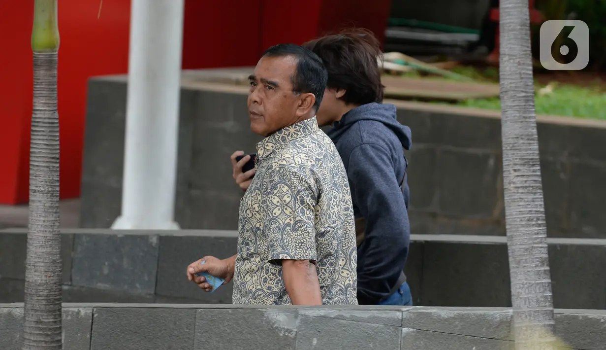 Ketua KONI Pusat, Tono Suratman berjalan meninggalkan Gedung KPK usai menjalani pemeriksan di Jakarta, Selasa (21/1/2020). Tono diperiksa sebagai saksi untuk melengkapi berkas penyidikan tersangka mantan Menteri Pemuda dan Olahraga (Menpora), Imam Nahrawi. (merdeka.com/Dwi Narwoko)