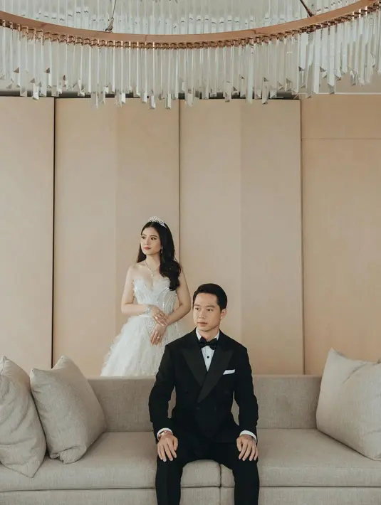 Bak princess di dunia nyata, kali ini, Valencia membiarkan rambut panjangnya ditata bergelombang dan dibiarkan tergerai. Ia juga mengenakan tiara, lengkap dengan kalung, anting, gelang, dan cincin berlian yang mewah. Foto: Instagram.