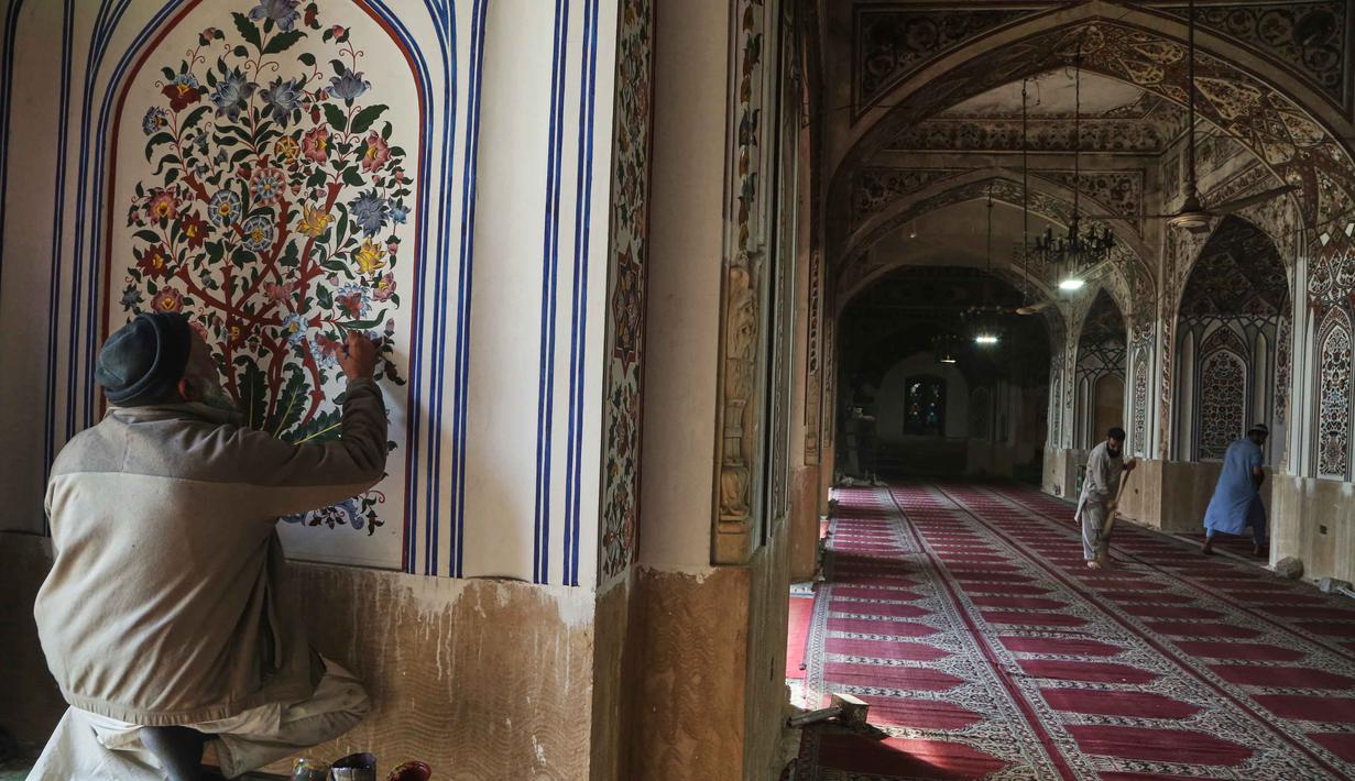 Salah satu persiapan yang dilakukan umat Muslim di Peshawar, Pakistan, adalah dengan membersihkan masjid bersejarah, Mahabat Khan. Tampak dalam foto, seorang pelukis memberikan sentuhan akhir pada sebuah karya seni sementara para pekerja membersihkan area masjid bersejarah Mahabat Khan sebagai persiapan untuk bulan puasa Ramadan yang akan datang, di Peshawar, Pakistan, Senin, 16 Februari 2026. (AP Photo/Muhammad Sajjad)
