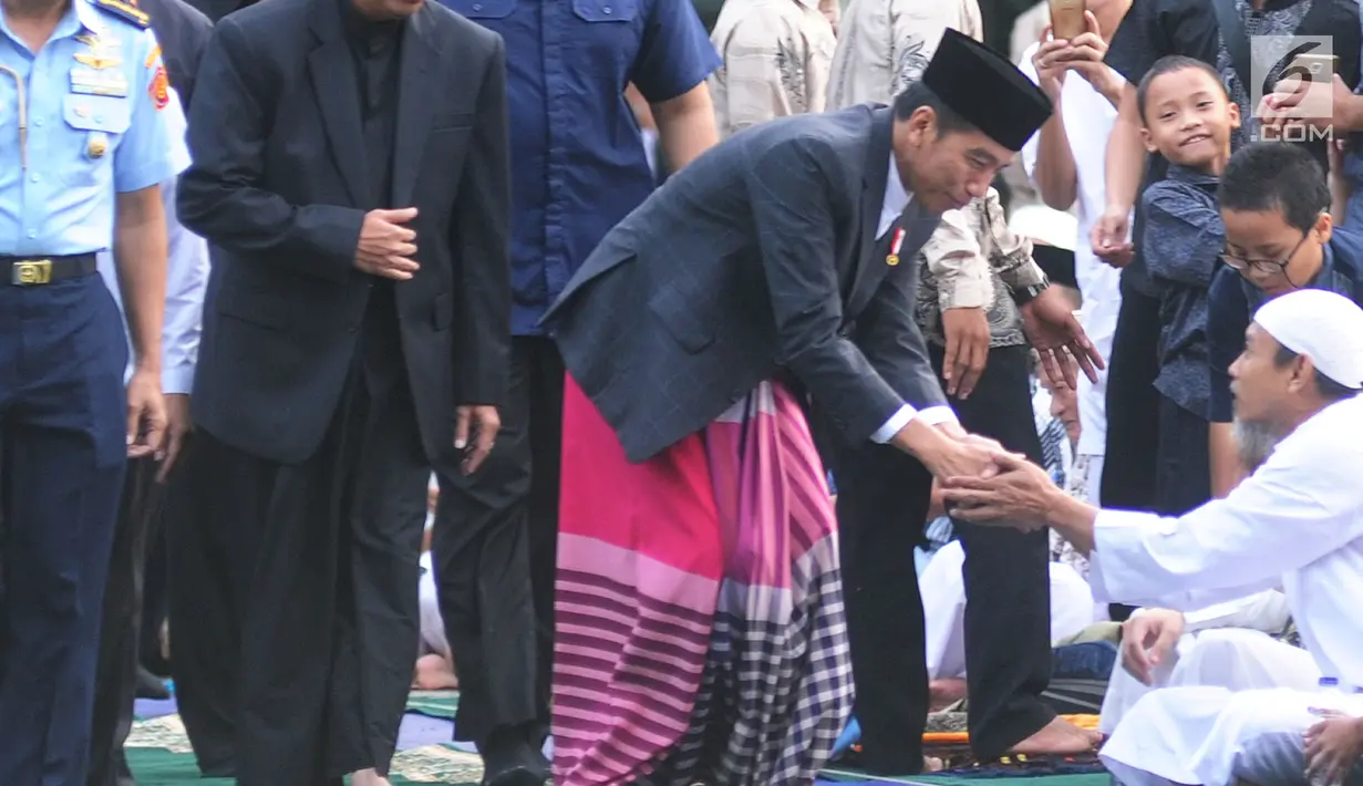 Presiden Joko Widodo bersalaman sebelum salat id Hari Raya Idul Fitri 1 Syawal 1439 H di di Lapangan Astrid, Kebun Raya Bogor, Jumat  (15/6). (Merdeka.com/Arie Basuki)