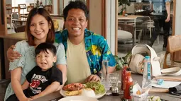 Momen spesial ini diabadikan dan dibagikan Arie melalui unggahan Instagram pribadinya, menampilkan kebersamaan dan kasih sayang keluarga kecil mereka. Hadiah spesial dari Indah dan Naka pun turut menambah kehangatan perayaan tersebut. (Liputan6.com/IG/@arie_kriting)