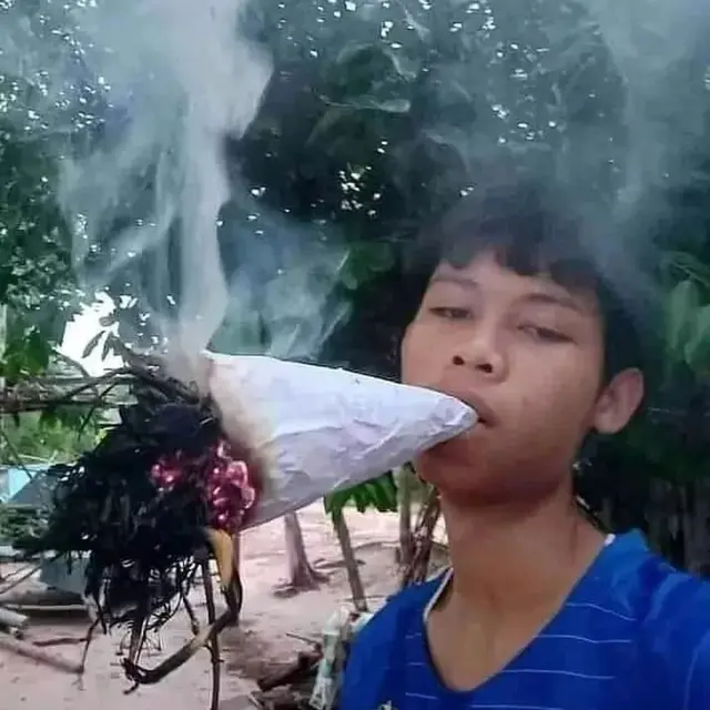 6 Aksi Nyeleneh Cara Orang Merokok Ini Bikin Tepuk Jidat