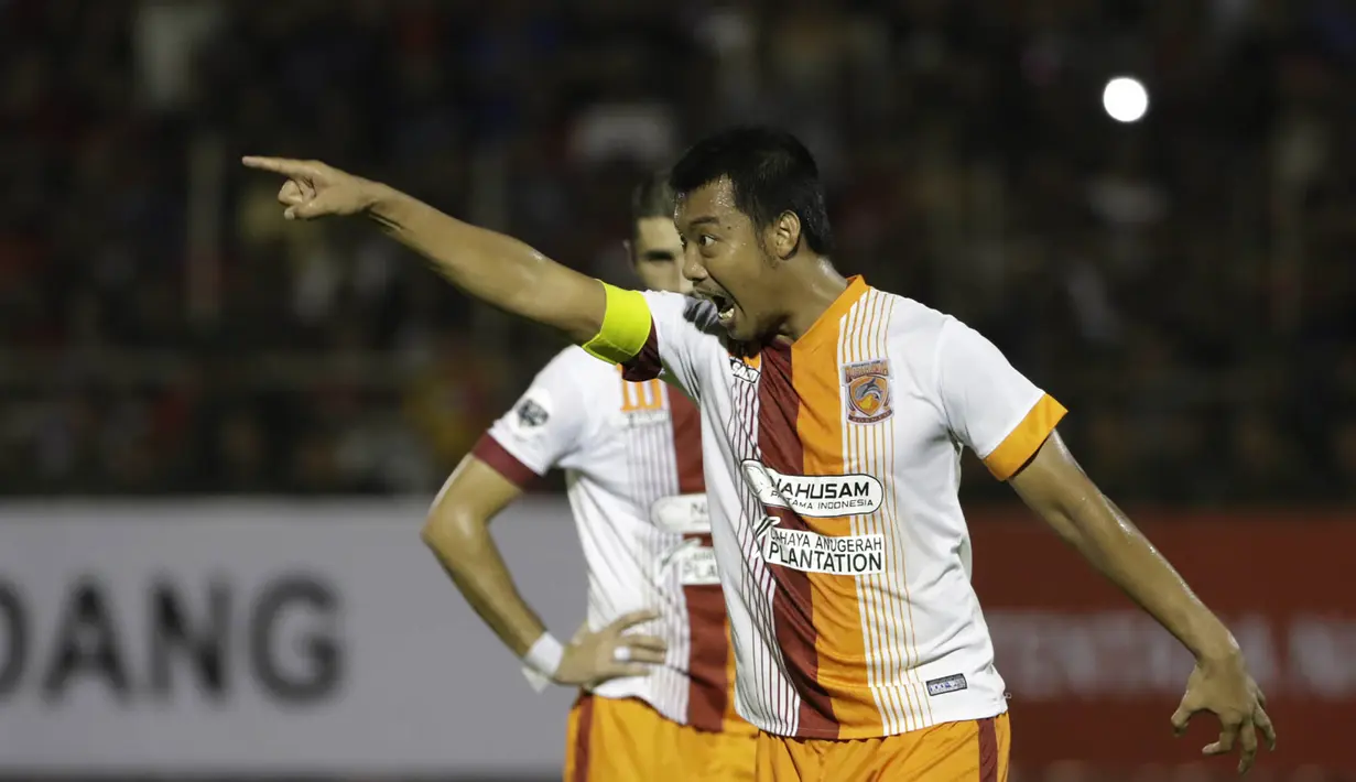 Para pemain Semen Padang dan PBFC beradu argumentasi pada laga semifinal Piala Jenderal Sudirman di Stadion Stadion Haji Agus Salim, Padang, Sabtu (16/1/2016). (Bola.com/Reza Bachtiar)