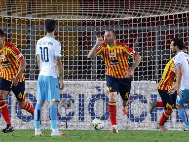 Pemain Lecce, Fabio Lucioni, melakukan selebrasi usai mencetak gol ke gawang Lazio pada laga Serie A di Stadion del Mare, Selasa (7/7/2020). Lecce menang 2-1 atas Lazio. (Donato Fasano/LaPresse via AP)