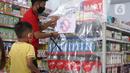Karyawan menutup produk yang diboikot karena dinilai berafiliasi dengan Prancis dengan menggunakan pelastik dan bertada silang di sebuah minimarket di Tangerang, Banten, Kamis (5/11/2020). (Liputan6.com/Angga Yuniar)