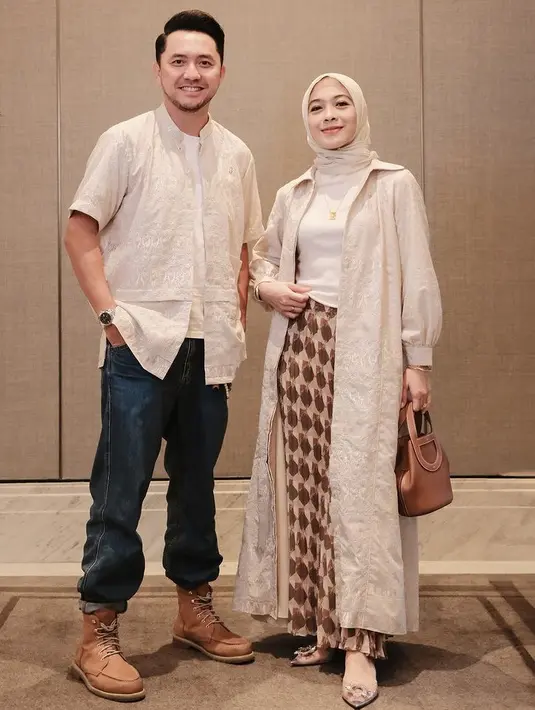 Tampil earth tone seperti Dian Ayu Lestari mengenakan outer panjang dipadukan inner putih dan rok panjang. Sedangkan, Omesh mengenakan kemeja serasi dipadukan celana denim. [@dianaayulestari]