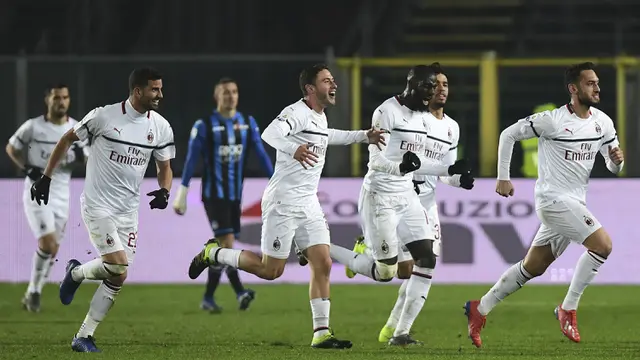 Para pemain AC Milan merayakan gol yang dicetak Hakan Calhanoglu, ke gawang Atalanta. (AFP/Miguel Medina)
