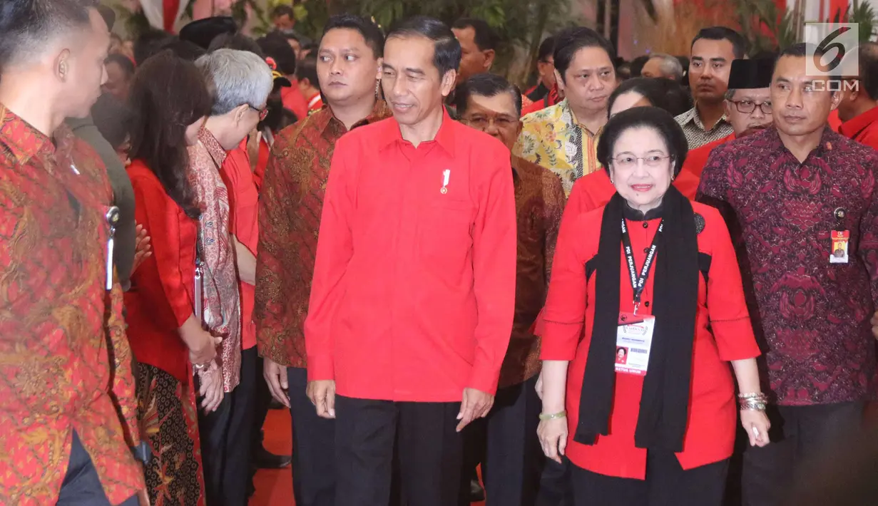 Presiden Jokowi didampingi Ketum PDIP Megawati Soekarnoputri saat menghadiri Rakornas Tiga Pilar PDI Perjuangan di ICE BSD, Tangerang Selatan, Sabtu (16/12). (Liputan6.com/Angga Yuniar)