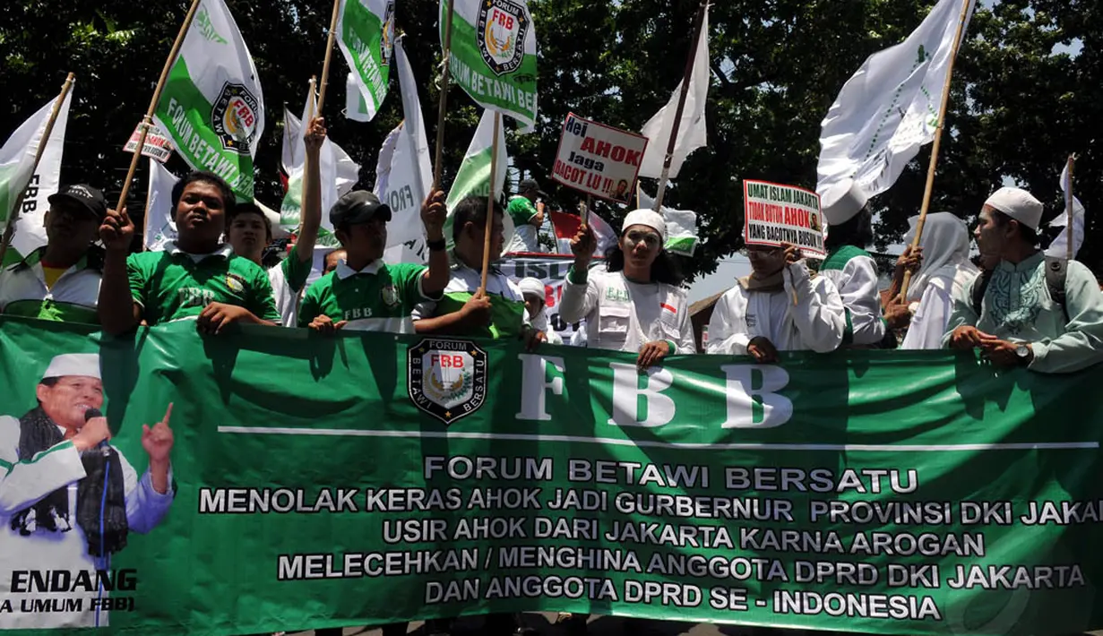 Massa menggunakan atribut lengkap FPI yakni peci dan seragam bewarna putih hijau, Jakarta, (24/9/14). (Liputan6.com/Johan Tallo) 