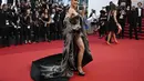 <p>Cinta Laura Kiehl menghadirkan drama yang serius dengan gaun emas tengah malam yang indah ini, dengan detail metalik. (Photo by CHRISTOPHE SIMON / AFP)</p>