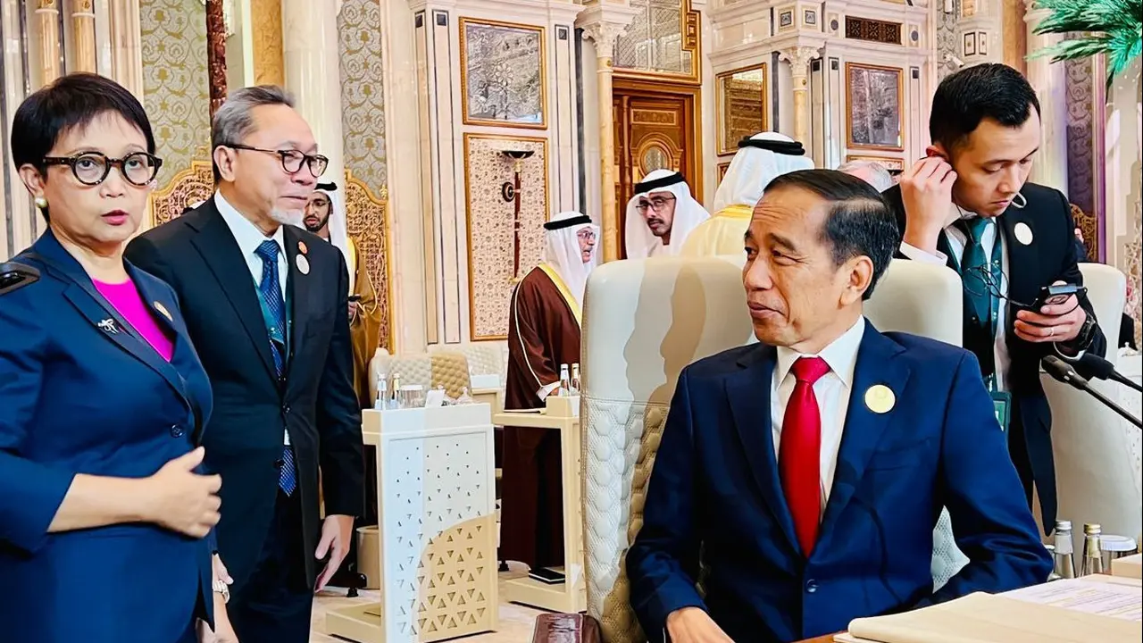 Presiden Joko Widodo (Jokowi) dan Menlu Retno Marsudi di KTT OKI di Arab Saudi. (Foto: Kemenag)