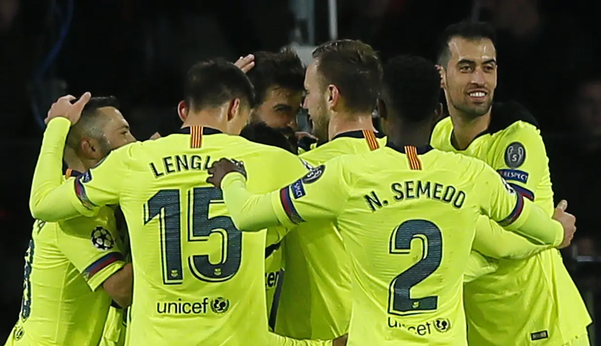 Para pemain Barcelona merayakan gol yang dicetak oleh Gerard Pique ke gawang PSV Eindhoven pada laga Liga Champions di Stadion Philips, Rabu (28/11). Barcelona menang 2-1 atas PSV Eindhoven. (AP/Peter Dejong)