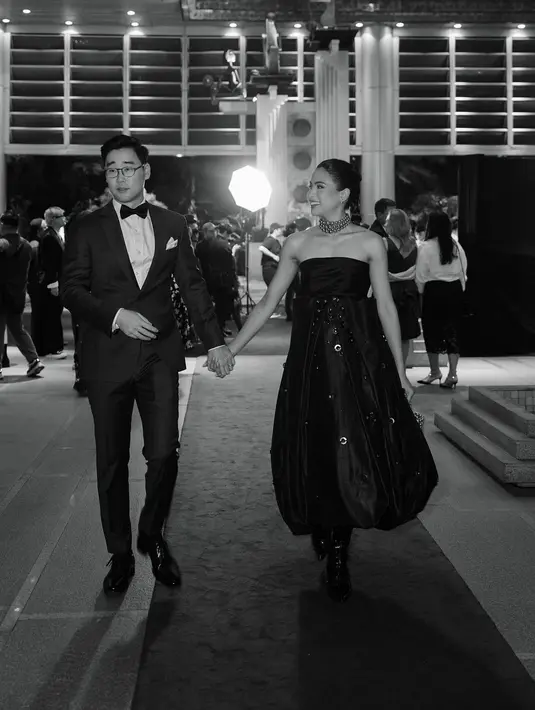 Potret keduanya saat bergandengan sambil melempar tawa pun begitu dramatis dan indah. [Foto: Instagram/maudyayunda]