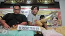 Petugas Dirtipid Narkoba Bareskrim Polri memperlihatkan barang bukti saat Press Release, Jakarta, Selasa (7/3). Dari 7 tersangka, petugas mengamankan barang bukti 48 kg sabu dan 70.000 butir pil ekstasi. (Liputan6.com/Yoppy Renato)