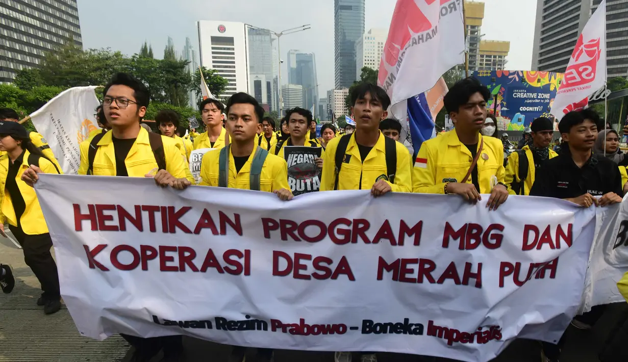Mahasiswa yang tergabung dalam Badan Eksekutif Mahasiswa Universitas Indonesia (BEM UI) saat berjalan dari kawasan jalan Jenderal Sudirman menuju MH Thamrin atau sekitar Bundaran Hotel Indonesia (HI), Jakarta, Jumat (12/6/2026). (merdeka.com/Arie Basuki)