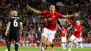 Penyerang Manchester United, Zlatan Ibrahimovic melakukan selebrasi usai mencetak gol kegawang Zorya Luhansk pada laga Liga Eropa di Manchester, Inggris, (29/9). Ibrahimovic mencetak satu-satunya gol pada pertandingan ini. (Reuters/Darren Staples)