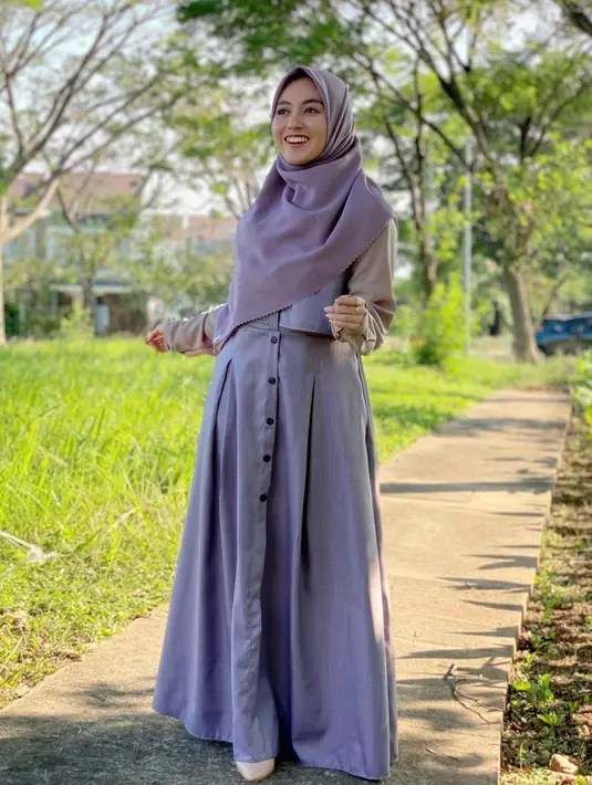 Tak sedikit warganet yang memuji jika Nabilah Ayu makin terlihat anggun tampil dalam balutan hijab dan gamis. Melalui laman Instagram, mantan personel JKT48 ini kerap unggah potret dirinya saat kenakan baju gamis.(Liputan6.com/IG/@nblh.ayu)