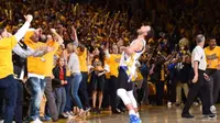 Bintang Golden State Warriors, Stephen Curry, merayakan kemenangan atas Oklahoma City Thunder pada Gim 7 final Wilayah Barat NBA 2016 di Oracle Arena, Oakland, AS, 30 Mei 2016. (Bola.com/Twitter/Warriors)