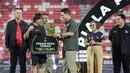 Pemain Persija Jakarta, Arlyansyah Abdulmanan, menerima penghargaan Pemain Muda Terbaik Piala Presiden 2026 pada seremoni penutupan di Stadion Kapten I Wayan Dipta, Gianyar, Bali, Kamis (6/8/2026). Arlyansyah dinobatkan sebagai Pemain Muda Terbaik berkat penampilan impresif dan konsisten sepanjang turnamen pramusim bergengsi tersebut. Penghargaan ini menjadi bukti perkembangan talenta muda Indonesia yang mampu bersaing di level tertinggi. (KapanLagi.com/Budy Santoso)