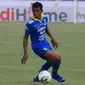 Gelandang serang Persib Bandung, Frets Butuan. (Bola.com/Erwin Snaz)