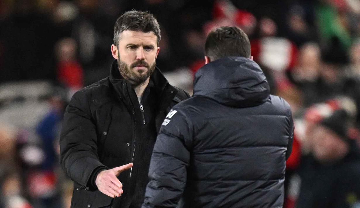 Mulai Oktober 2022, Michael Carrick menjadi pelatih selama dua setengah tahun di Middlesbrough. Tampak dalam foto, Michael Carrick (kiri) saat masih menjadi pelatih Middlesbrough bersalaman dengan Mauricio Pochettino di akhir pertandingan sepak bola leg pertama semifinal Piala Liga Inggris antara Middlesbrough dan Chelsea di Stadion Riverside di Middlesbrough, timur laut Inggris pada 9 Januari 2024. (Oli SCARFF/AFP)