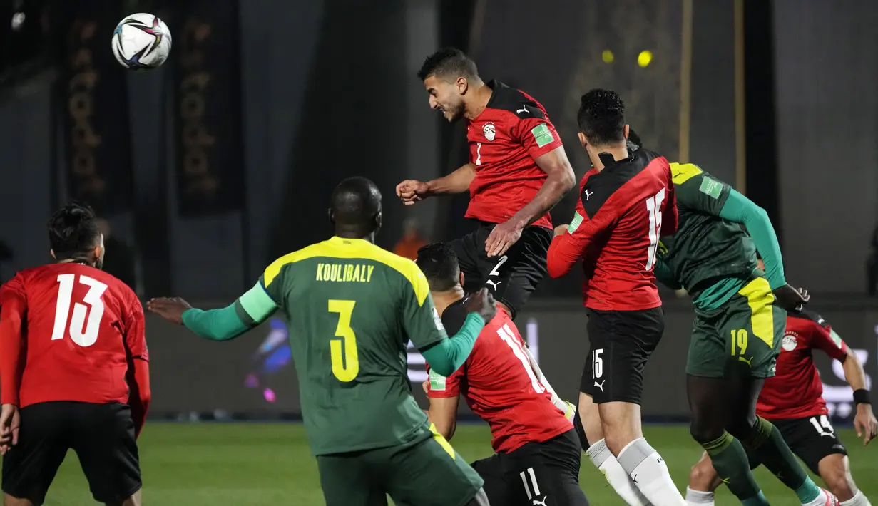 Pemain Mesir Mohamed Abdelmonem menyundul bola saat melawan Senegal pada pertandingan kualifikasi Piala Dunia 2022 di Stadion Internasional Kairo, Kairo, Mesir, 25 Maret 2022. Mesir menang 1-0. (AP Photo/Amr Nabil)