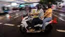 Pengunjung menjajal sepeda motor listrik pada pameran Indonesia International Motor Show (IIMS) 2023 di JIExpo Kemayoran, Jakarta Pusat, Jumat (17/2/2023). IIMS 2023 yang berlangsung hingga 26 Februari mengangkat tema "Bringing Opportunity for Otomotive Society Together" (BOOST) dan menghadirkan sekitar 40 merek otomotif dengan menampilkan produk dan konsep terbaru. (Liputan6.com/Johan Tallo)