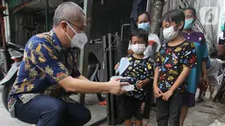 AICE Group membagikan 500 ribu masker medis yang disebar di Jabodetabek, Bandung, Semarang, Solo, Yogyakarta dan Surabaya untuk menekan penyebaran virus Covid-19. Distribusi yang bekerjasama KSP dengan AICE Group agar masyarakat dapat memperoleh masker medis berkualitas. (Liputan6.com/Pool)