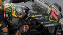 Pebalap Tim Mooney VR46, Marco Bezzecchi (kanan) memacu motornya saat MotoGP Argentina 2023 di Autódromo Termas de Río Hondo, Argentina, Senin (03/04/2023) dini hari WIB. (AFP/Juan Mabromata)