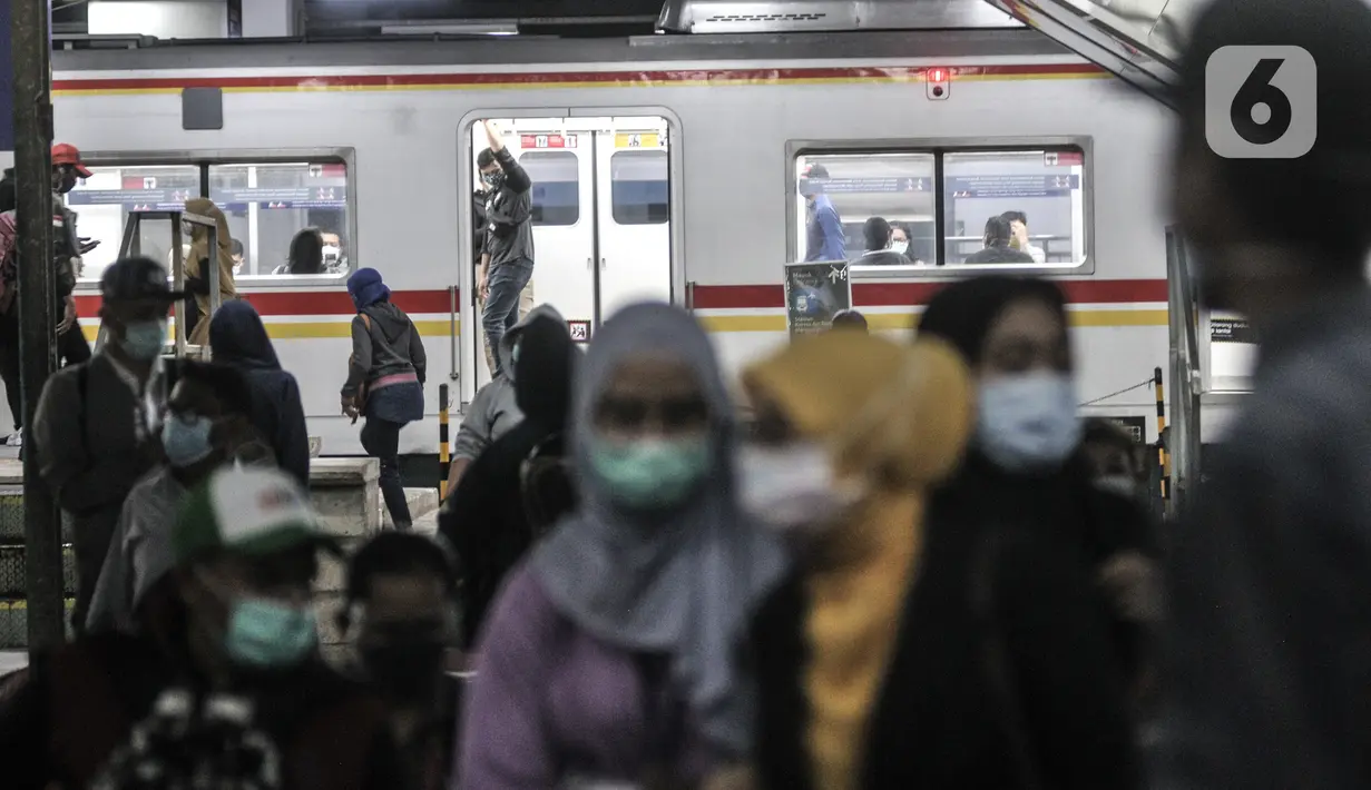 Penumpang turun dari KRL di Stasiun Manggarai, Jakarta, Selasa (12/1/2021). Selama PSBB di DKI mulai 11-25 Januari, PT Kereta Commuter Indonesia (KCI) memangkas jadwal operasional KRL menjadi pukul 04.00 WIB hingga 22.00 WIB guna menekan penularan Covid-19. (merdeka.com/Iqbal Nugroho)