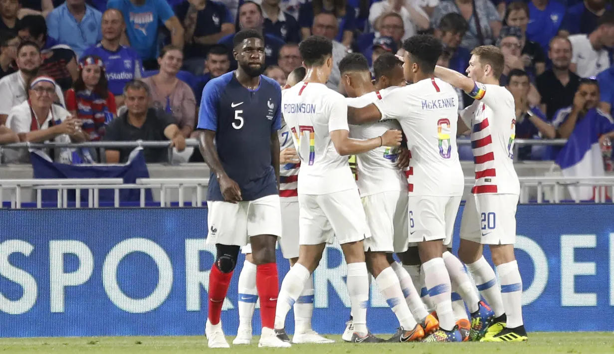 Para pemain Amerika Serikat merayakan gol saat melawan Prancis pada laga uji coba di Groupama stadium, Decines, Lyon (9/6/2018). Prancis dan Amerika bermain imbang 1-1. (AP/Laurent Cipriani)