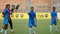 Kapten Timnas Indonesia, Firman Utina (tengah) masuk dalam skuad yang persiapkan menghadapi Park Ji Sung and Friends di stadion GBK Jakarta, (1/6/2014). (Liputan6.com/Helmi Fithriansyah)
