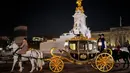 Kereta Kencana Diamond Jubilee State saat meninggalkan Istana Buckingham usai melakukan gladi resik Penobatan Raja Charles III yang akan berlangsung di Westminster Abbey, London, Rabu dini hari, 3 Mei 2023. (AP Photo/Andreea Alexandru)